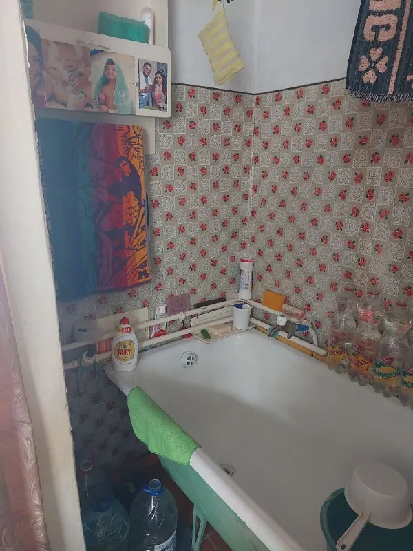 срочно продам добротный дом 🏠 🏙️г. макеевка, горняцкий район, ул. кулакова, ост. "мирный". 📍 🔹место просто шикарное!!! 🔹напротив школы 49. очень ухоженная, чистая улица, дом не угловой. газифицирован, высокие потолки 🔹4 жилые комнаты + кухня, коридор, большая кладовка. 🅿гараж со смотровой ямой. 🔹летняя кухня с газом. ухоженный двор и огород (земли 6/100, приватизированна!!!) 🔹имеется большой, обустроенный погреб (вход в погреб с улицы и с дома) 📑документы полностью готовы к продаже, долги по ком. платежам отсутствуют. 💰цена 5.000.000р + торг 📲☎️ вышлю много фото по запросу +79493823418 подписаться | дать объявление - фотография - 10