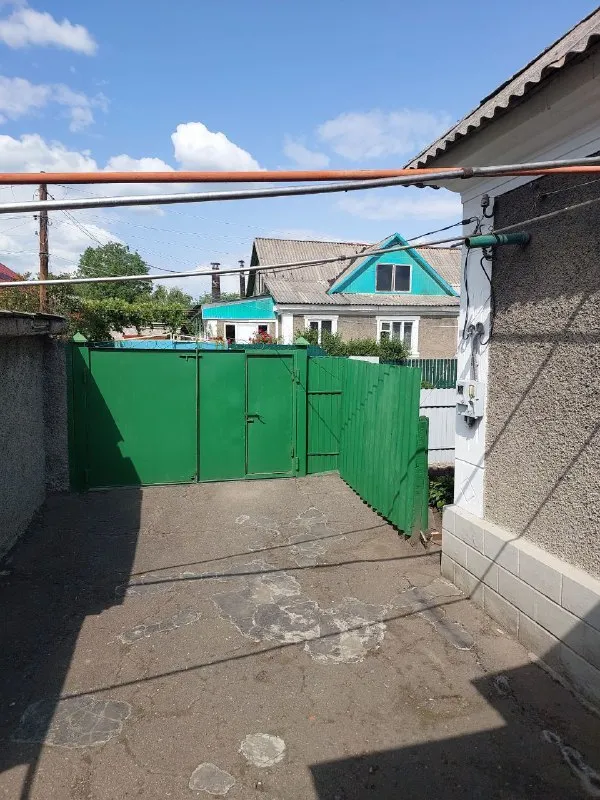 срочно продам добротный дом 🏠 🏙️г. макеевка, горняцкий район, ул. кулакова, ост. "мирный". 📍 🔹место просто шикарное!!! 🔹напротив школы 49. очень ухоженная, чистая улица, дом не угловой. газифицирован, высокие потолки 🔹4 жилые комнаты + кухня, коридор, большая кладовка. 🅿гараж со смотровой ямой. 🔹летняя кухня с газом. ухоженный двор и огород (земли 6/100, приватизированна!!!) 🔹имеется большой, обустроенный погреб (вход в погреб с улицы и с дома) 📑документы полностью готовы к продаже, долги по ком. платежам отсутствуют. 💰цена 5.000.000р + торг 📲☎️ вышлю много фото по запросу +79493823418 подписаться | дать объявление - фотография - 2