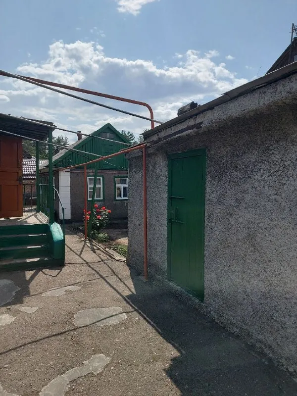 срочно продам добротный дом 🏠 🏙️г. макеевка, горняцкий район, ул. кулакова, ост. "мирный". 📍 🔹место просто шикарное!!! 🔹напротив школы 49. очень ухоженная, чистая улица, дом не угловой. газифицирован, высокие потолки 🔹4 жилые комнаты + кухня, коридор, большая кладовка. 🅿гараж со смотровой ямой. 🔹летняя кухня с газом. ухоженный двор и огород (земли 6/100, приватизированна!!!) 🔹имеется большой, обустроенный погреб (вход в погреб с улицы и с дома) 📑документы полностью готовы к продаже, долги по ком. платежам отсутствуют. 💰цена 5.000.000р + торг 📲☎️ вышлю много фото по запросу +79493823418 подписаться | дать объявление - фотография - 3