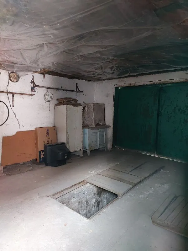 срочно продам добротный дом 🏠 🏙️г. макеевка, горняцкий район, ул. кулакова, ост. "мирный". 📍 🔹место просто шикарное!!! 🔹напротив школы 49. очень ухоженная, чистая улица, дом не угловой. газифицирован, высокие потолки 🔹4 жилые комнаты + кухня, коридор, большая кладовка. 🅿гараж со смотровой ямой. 🔹летняя кухня с газом. ухоженный двор и огород (земли 6/100, приватизированна!!!) 🔹имеется большой, обустроенный погреб (вход в погреб с улицы и с дома) 📑документы полностью готовы к продаже, долги по ком. платежам отсутствуют. 💰цена 5.000.000р + торг 📲☎️ вышлю много фото по запросу +79493823418 подписаться | дать объявление - фотография - 4