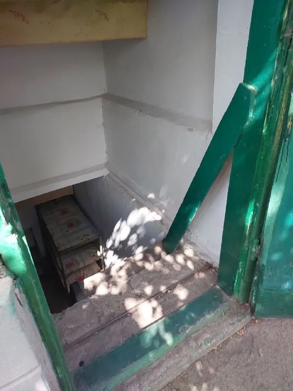 срочно продам добротный дом 🏠 🏙️г. макеевка, горняцкий район, ул. кулакова, ост. "мирный". 📍 🔹место просто шикарное!!! 🔹напротив школы 49. очень ухоженная, чистая улица, дом не угловой. газифицирован, высокие потолки 🔹4 жилые комнаты + кухня, коридор, большая кладовка. 🅿гараж со смотровой ямой. 🔹летняя кухня с газом. ухоженный двор и огород (земли 6/100, приватизированна!!!) 🔹имеется большой, обустроенный погреб (вход в погреб с улицы и с дома) 📑документы полностью готовы к продаже, долги по ком. платежам отсутствуют. 💰цена 5.000.000р + торг 📲☎️ вышлю много фото по запросу +79493823418 подписаться | дать объявление - фотография - 5