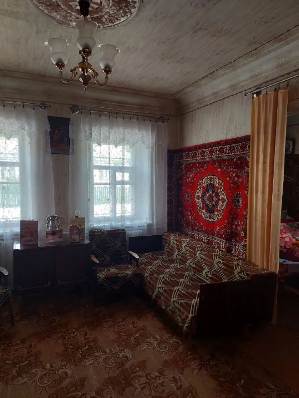 срочно продам добротный дом 🏠 🏙️г. макеевка, горняцкий район, ул. кулакова, ост. "мирный". 📍 🔹место просто шикарное!!! 🔹напротив школы 49. очень ухоженная, чистая улица, дом не угловой. газифицирован, высокие потолки 🔹4 жилые комнаты + кухня, коридор, большая кладовка. 🅿гараж со смотровой ямой. 🔹летняя кухня с газом. ухоженный двор и огород (земли 6/100, приватизированна!!!) 🔹имеется большой, обустроенный погреб (вход в погреб с улицы и с дома) 📑документы полностью готовы к продаже, долги по ком. платежам отсутствуют. 💰цена 5.000.000р + торг 📲☎️ вышлю много фото по запросу +79493823418 подписаться | дать объявление - фотография - 6