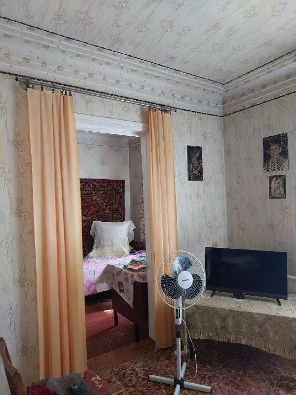 срочно продам добротный дом 🏠 🏙️г. макеевка, горняцкий район, ул. кулакова, ост. "мирный". 📍 🔹место просто шикарное!!! 🔹напротив школы 49. очень ухоженная, чистая улица, дом не угловой. газифицирован, высокие потолки 🔹4 жилые комнаты + кухня, коридор, большая кладовка. 🅿гараж со смотровой ямой. 🔹летняя кухня с газом. ухоженный двор и огород (земли 6/100, приватизированна!!!) 🔹имеется большой, обустроенный погреб (вход в погреб с улицы и с дома) 📑документы полностью готовы к продаже, долги по ком. платежам отсутствуют. 💰цена 5.000.000р + торг 📲☎️ вышлю много фото по запросу +79493823418 подписаться | дать объявление - фотография - 7