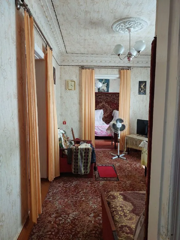 срочно продам добротный дом 🏠 🏙️г. макеевка, горняцкий район, ул. кулакова, ост. "мирный". 📍 🔹место просто шикарное!!! 🔹напротив школы 49. очень ухоженная, чистая улица, дом не угловой. газифицирован, высокие потолки 🔹4 жилые комнаты + кухня, коридор, большая кладовка. 🅿гараж со смотровой ямой. 🔹летняя кухня с газом. ухоженный двор и огород (земли 6/100, приватизированна!!!) 🔹имеется большой, обустроенный погреб (вход в погреб с улицы и с дома) 📑документы полностью готовы к продаже, долги по ком. платежам отсутствуют. 💰цена 5.000.000р + торг 📲☎️ вышлю много фото по запросу +79493823418 подписаться | дать объявление - фотография - 8