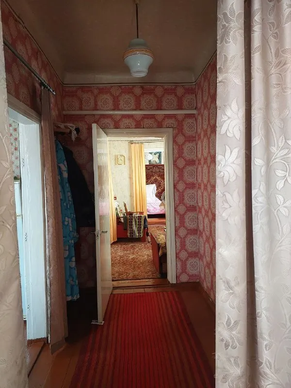 срочно продам добротный дом 🏠 🏙️г. макеевка, горняцкий район, ул. кулакова, ост. "мирный". 📍 🔹место просто шикарное!!! 🔹напротив школы 49. очень ухоженная, чистая улица, дом не угловой. газифицирован, высокие потолки 🔹4 жилые комнаты + кухня, коридор, большая кладовка. 🅿гараж со смотровой ямой. 🔹летняя кухня с газом. ухоженный двор и огород (земли 6/100, приватизированна!!!) 🔹имеется большой, обустроенный погреб (вход в погреб с улицы и с дома) 📑документы полностью готовы к продаже, долги по ком. платежам отсутствуют. 💰цена 5.000.000р + торг 📲☎️ вышлю много фото по запросу +79493823418 подписаться | дать объявление - фотография - 9