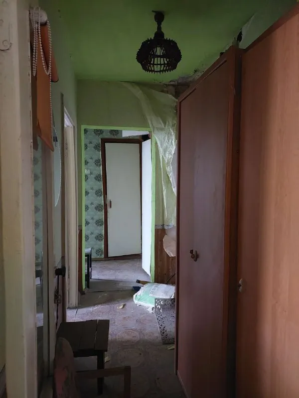 продам 2 комнатную квартиру 🏙️г. макеевка, мкрн. "калининский", д.16📍 🔹9/9, не угловая (есть тех. этаж) 🔹квартира под капитальный ремонт 🔹место просто супер. перед подъездом: детская площадка, детский садик, школа, магазин "авоська", остановка 🔹из всех окон шикарный, панорамный вид. 📑документы полностью готовы к продаже. прописаных нет. долгов нет. быстрая сделка❗️ 💰внимание! 2 000 000 ₽ + возможен еще торг более детально по телефону, вышлю больше фото 📲☎️ +79493823418 инна подписаться | дать объявление - фотография - 4