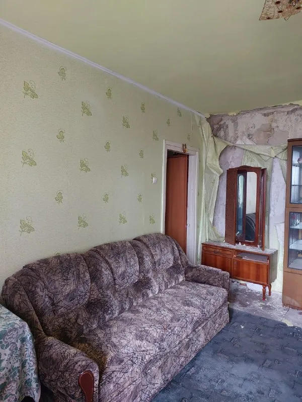 продам 2 комнатную квартиру 🏙️г. макеевка, мкрн. "калининский", д.16📍 🔹9/9, не угловая (есть тех. этаж) 🔹квартира под капитальный ремонт 🔹место просто супер. перед подъездом: детская площадка, детский садик, школа, магазин "авоська", остановка 🔹из всех окон шикарный, панорамный вид. 📑документы полностью готовы к продаже. прописаных нет. долгов нет. быстрая сделка❗️ 💰внимание! 2 000 000 ₽ + возможен еще торг более детально по телефону, вышлю больше фото 📲☎️ +79493823418 инна подписаться | дать объявление - фотография - 5