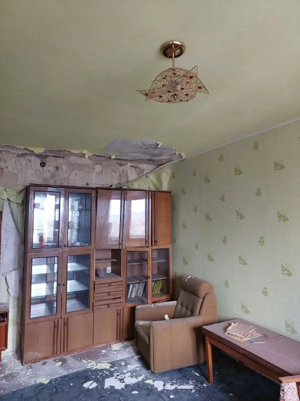 продам 2 комнатную квартиру 🏙️г. макеевка, мкрн. "калининский", д.16📍 🔹9/9, не угловая (есть тех. этаж) 🔹квартира под капитальный ремонт 🔹место просто супер. перед подъездом: детская площадка, детский садик, школа, магазин "авоська", остановка 🔹из всех окон шикарный, панорамный вид. 📑документы полностью готовы к продаже. прописаных нет. долгов нет. быстрая сделка❗️ 💰внимание! 2 000 000 ₽ + возможен еще торг более детально по телефону, вышлю больше фото 📲☎️ +79493823418 инна подписаться | дать объявление - фотография - 6