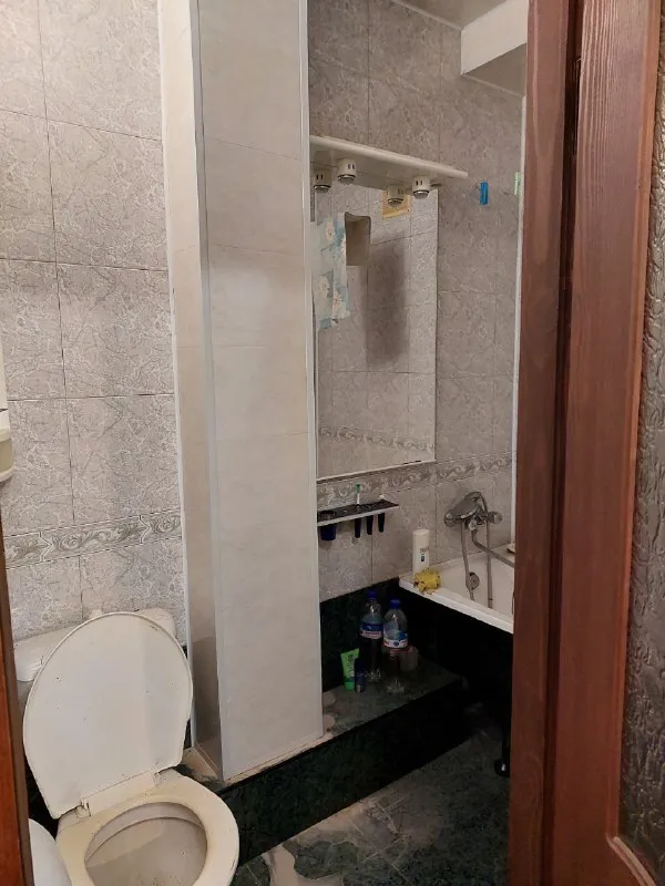 срочно продам 3к. квартиру 🏙️центр г. макеевка. 15 линия, ул. островского, дом 12/23, (сразу возле прокуратуры)📍 🔹брежневка, потолки 2,75м, 🔹2/5, не угловая, дом кирпичный 🔹площадь 60м², все комнаты большие 🔹санузел совместный, всё в плитке, все коммуникации заменены 🔹официально отключено отопление (что даёт прекрасную возможность сделать индивидуальное отопление) 🔹кондиционер, добротная входная железная дверь, все окна пластиковые 🔹по всей квартире новая усиленная проводка, новая газовая колонка. 2 балкона. 🔹состояние обычное жилое. 🔹место просто супер: садик, школа, остановка, развлекательный центр, больница, супермаркет. .. - всё возле дома. 📑документы полностью готовы к продаже. 💰 цена 4.000.000 ₽ + торг по запросу вышлю больше фото. на все интересующие вопросы отвечу по телефону: 📲☎️ +79493823418 инна подписаться | дать объявление - фотография - 10