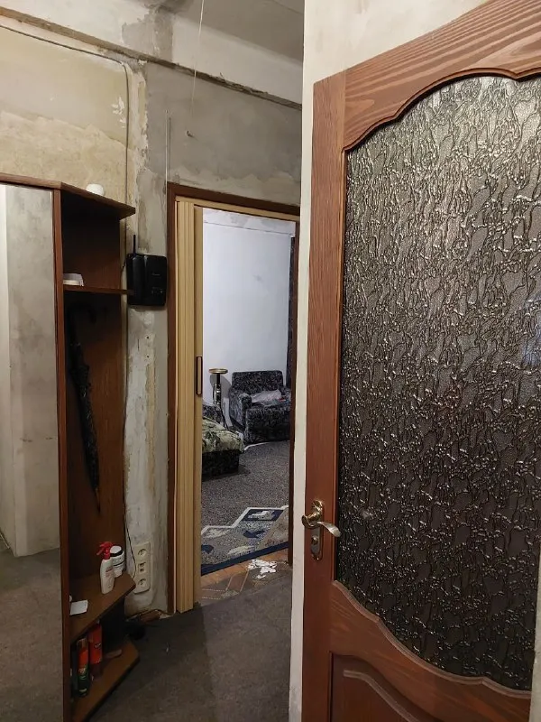 срочно продам 3к. квартиру 🏙️центр г. макеевка. 15 линия, ул. островского, дом 12/23, (сразу возле прокуратуры)📍 🔹брежневка, потолки 2,75м, 🔹2/5, не угловая, дом кирпичный 🔹площадь 60м², все комнаты большие 🔹санузел совместный, всё в плитке, все коммуникации заменены 🔹официально отключено отопление (что даёт прекрасную возможность сделать индивидуальное отопление) 🔹кондиционер, добротная входная железная дверь, все окна пластиковые 🔹по всей квартире новая усиленная проводка, новая газовая колонка. 2 балкона. 🔹состояние обычное жилое. 🔹место просто супер: садик, школа, остановка, развлекательный центр, больница, супермаркет. .. - всё возле дома. 📑документы полностью готовы к продаже. 💰 цена 4.000.000 ₽ + торг по запросу вышлю больше фото. на все интересующие вопросы отвечу по телефону: 📲☎️ +79493823418 инна подписаться | дать объявление - фотография - 2