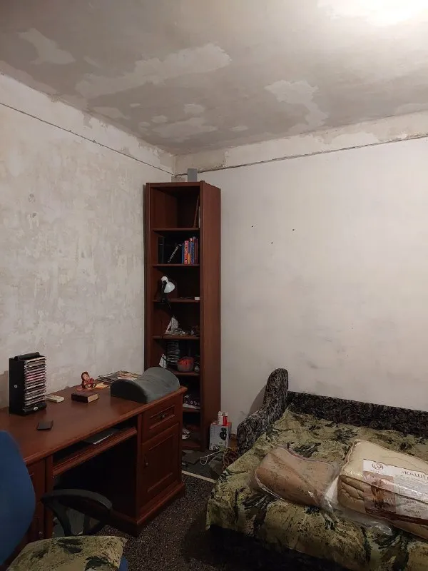 срочно продам 3к. квартиру 🏙️центр г. макеевка. 15 линия, ул. островского, дом 12/23, (сразу возле прокуратуры)📍 🔹брежневка, потолки 2,75м, 🔹2/5, не угловая, дом кирпичный 🔹площадь 60м², все комнаты большие 🔹санузел совместный, всё в плитке, все коммуникации заменены 🔹официально отключено отопление (что даёт прекрасную возможность сделать индивидуальное отопление) 🔹кондиционер, добротная входная железная дверь, все окна пластиковые 🔹по всей квартире новая усиленная проводка, новая газовая колонка. 2 балкона. 🔹состояние обычное жилое. 🔹место просто супер: садик, школа, остановка, развлекательный центр, больница, супермаркет. .. - всё возле дома. 📑документы полностью готовы к продаже. 💰 цена 4.000.000 ₽ + торг по запросу вышлю больше фото. на все интересующие вопросы отвечу по телефону: 📲☎️ +79493823418 инна подписаться | дать объявление - фотография - 3