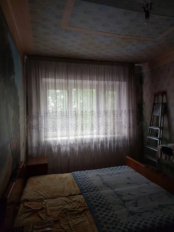 срочно продам 3к. квартиру 🏙️центр г. макеевка. 15 линия, ул. островского, дом 12/23, (сразу возле прокуратуры)📍 🔹брежневка, потолки 2,75м, 🔹2/5, не угловая, дом кирпичный 🔹площадь 60м², все комнаты большие 🔹санузел совместный, всё в плитке, все коммуникации заменены 🔹официально отключено отопление (что даёт прекрасную возможность сделать индивидуальное отопление) 🔹кондиционер, добротная входная железная дверь, все окна пластиковые 🔹по всей квартире новая усиленная проводка, новая газовая колонка. 2 балкона. 🔹состояние обычное жилое. 🔹место просто супер: садик, школа, остановка, развлекательный центр, больница, супермаркет. .. - всё возле дома. 📑документы полностью готовы к продаже. 💰 цена 4.000.000 ₽ + торг по запросу вышлю больше фото. на все интересующие вопросы отвечу по телефону: 📲☎️ +79493823418 инна подписаться | дать объявление - фотография - 4