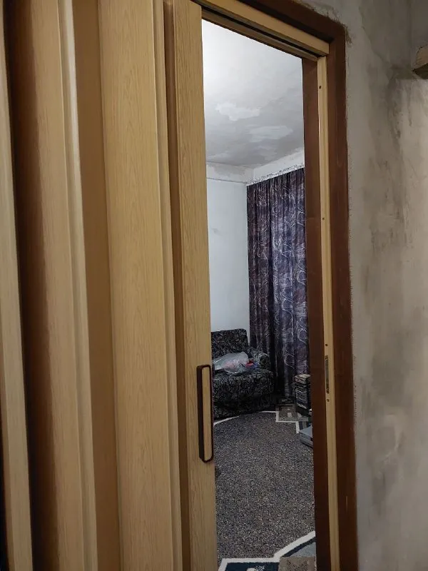 срочно продам 3к. квартиру 🏙️центр г. макеевка. 15 линия, ул. островского, дом 12/23, (сразу возле прокуратуры)📍 🔹брежневка, потолки 2,75м, 🔹2/5, не угловая, дом кирпичный 🔹площадь 60м², все комнаты большие 🔹санузел совместный, всё в плитке, все коммуникации заменены 🔹официально отключено отопление (что даёт прекрасную возможность сделать индивидуальное отопление) 🔹кондиционер, добротная входная железная дверь, все окна пластиковые 🔹по всей квартире новая усиленная проводка, новая газовая колонка. 2 балкона. 🔹состояние обычное жилое. 🔹место просто супер: садик, школа, остановка, развлекательный центр, больница, супермаркет. .. - всё возле дома. 📑документы полностью готовы к продаже. 💰 цена 4.000.000 ₽ + торг по запросу вышлю больше фото. на все интересующие вопросы отвечу по телефону: 📲☎️ +79493823418 инна подписаться | дать объявление - фотография - 5