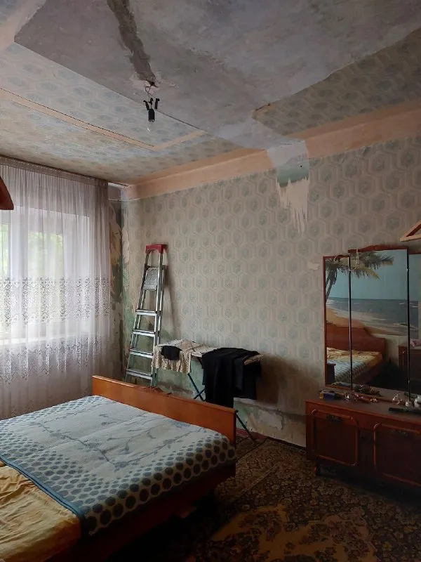 срочно продам 3к. квартиру 🏙️центр г. макеевка. 15 линия, ул. островского, дом 12/23, (сразу возле прокуратуры)📍 🔹брежневка, потолки 2,75м, 🔹2/5, не угловая, дом кирпичный 🔹площадь 60м², все комнаты большие 🔹санузел совместный, всё в плитке, все коммуникации заменены 🔹официально отключено отопление (что даёт прекрасную возможность сделать индивидуальное отопление) 🔹кондиционер, добротная входная железная дверь, все окна пластиковые 🔹по всей квартире новая усиленная проводка, новая газовая колонка. 2 балкона. 🔹состояние обычное жилое. 🔹место просто супер: садик, школа, остановка, развлекательный центр, больница, супермаркет. .. - всё возле дома. 📑документы полностью готовы к продаже. 💰 цена 4.000.000 ₽ + торг по запросу вышлю больше фото. на все интересующие вопросы отвечу по телефону: 📲☎️ +79493823418 инна подписаться | дать объявление - фотография - 6