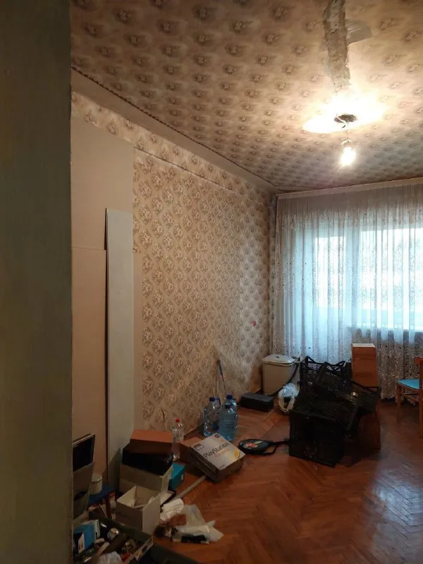 срочно продам 3к. квартиру 🏙️центр г. макеевка. 15 линия, ул. островского, дом 12/23, (сразу возле прокуратуры)📍 🔹брежневка, потолки 2,75м, 🔹2/5, не угловая, дом кирпичный 🔹площадь 60м², все комнаты большие 🔹санузел совместный, всё в плитке, все коммуникации заменены 🔹официально отключено отопление (что даёт прекрасную возможность сделать индивидуальное отопление) 🔹кондиционер, добротная входная железная дверь, все окна пластиковые 🔹по всей квартире новая усиленная проводка, новая газовая колонка. 2 балкона. 🔹состояние обычное жилое. 🔹место просто супер: садик, школа, остановка, развлекательный центр, больница, супермаркет. .. - всё возле дома. 📑документы полностью готовы к продаже. 💰 цена 4.000.000 ₽ + торг по запросу вышлю больше фото. на все интересующие вопросы отвечу по телефону: 📲☎️ +79493823418 инна подписаться | дать объявление - фотография - 7