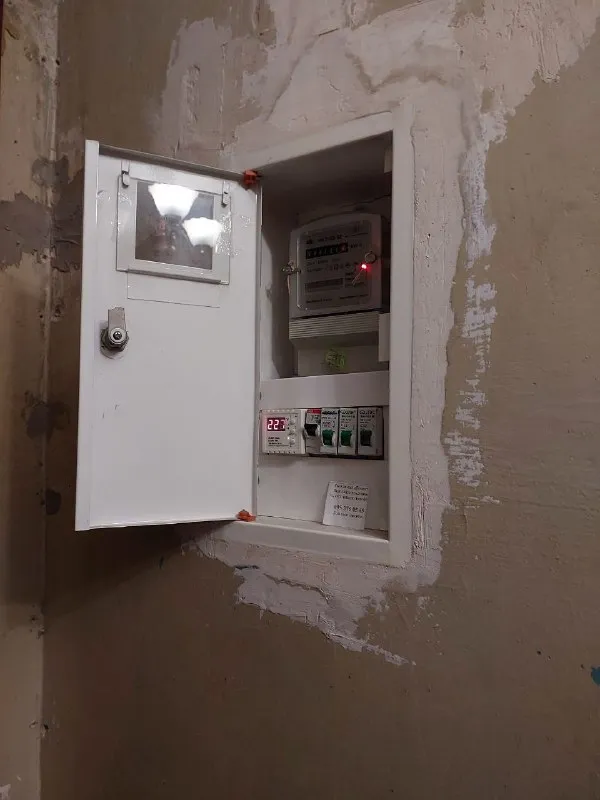 срочно продам 3к. квартиру 🏙️центр г. макеевка. 15 линия, ул. островского, дом 12/23, (сразу возле прокуратуры)📍 🔹брежневка, потолки 2,75м, 🔹2/5, не угловая, дом кирпичный 🔹площадь 60м², все комнаты большие 🔹санузел совместный, всё в плитке, все коммуникации заменены 🔹официально отключено отопление (что даёт прекрасную возможность сделать индивидуальное отопление) 🔹кондиционер, добротная входная железная дверь, все окна пластиковые 🔹по всей квартире новая усиленная проводка, новая газовая колонка. 2 балкона. 🔹состояние обычное жилое. 🔹место просто супер: садик, школа, остановка, развлекательный центр, больница, супермаркет. .. - всё возле дома. 📑документы полностью готовы к продаже. 💰 цена 4.000.000 ₽ + торг по запросу вышлю больше фото. на все интересующие вопросы отвечу по телефону: 📲☎️ +79493823418 инна подписаться | дать объявление - фотография - 8