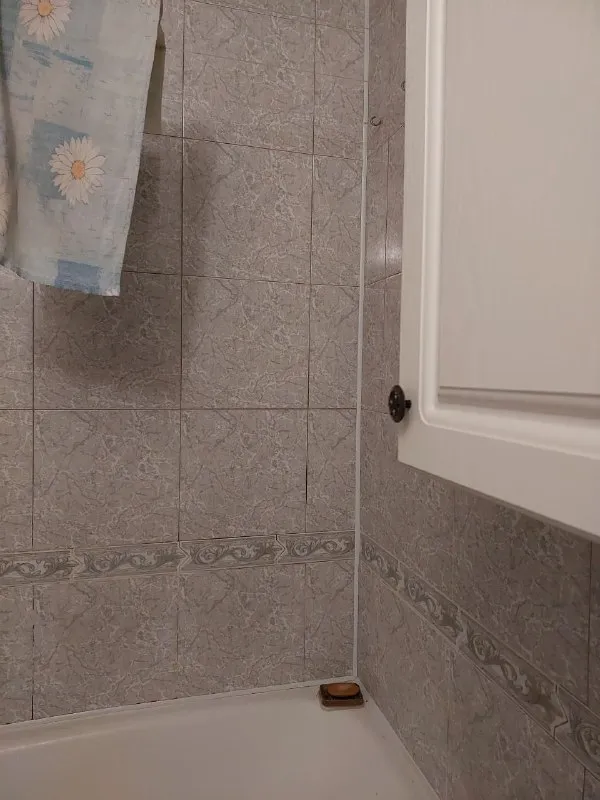 срочно продам 3к. квартиру 🏙️центр г. макеевка. 15 линия, ул. островского, дом 12/23, (сразу возле прокуратуры)📍 🔹брежневка, потолки 2,75м, 🔹2/5, не угловая, дом кирпичный 🔹площадь 60м², все комнаты большие 🔹санузел совместный, всё в плитке, все коммуникации заменены 🔹официально отключено отопление (что даёт прекрасную возможность сделать индивидуальное отопление) 🔹кондиционер, добротная входная железная дверь, все окна пластиковые 🔹по всей квартире новая усиленная проводка, новая газовая колонка. 2 балкона. 🔹состояние обычное жилое. 🔹место просто супер: садик, школа, остановка, развлекательный центр, больница, супермаркет. .. - всё возле дома. 📑документы полностью готовы к продаже. 💰 цена 4.000.000 ₽ + торг по запросу вышлю больше фото. на все интересующие вопросы отвечу по телефону: 📲☎️ +79493823418 инна подписаться | дать объявление - фотография - 9