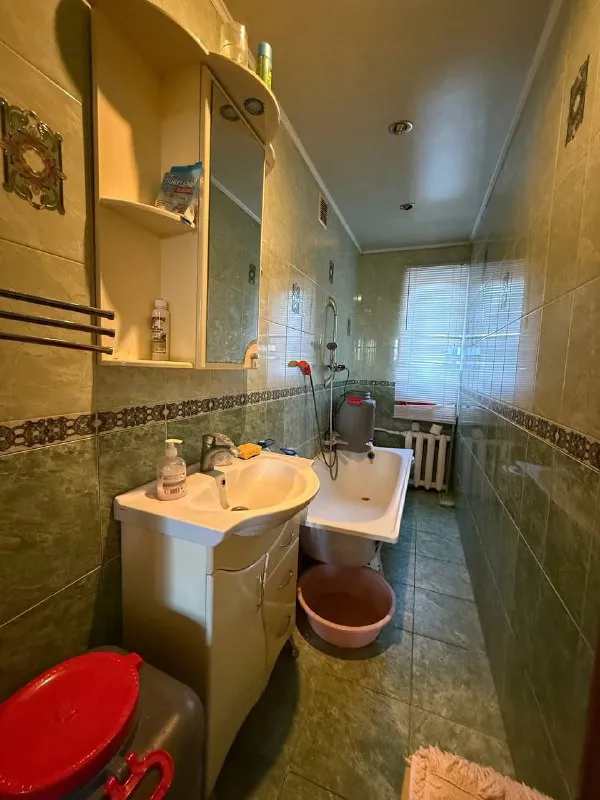 продам 3х-комнатную квартиру продажа от собственника❗️ 🌇в г. донецке, куйбышевский район, (азотный). 📍 ✅2й этаж двухэтажного дома, 💦вода по графику хорошим напором. ✅вся мебель и техника остаётся в доме. ✅рядом рынок, магазины и супермаркет «молоко», школа, спортивная площадка, остановка общественного транспорта. 🚫прописанных и долгов нет. 📑документы готовы. быстрая сделка. 💰цена 4.1 млн. ₽, быстрому покупателю небольшой торг. (продажа от собственника) 📲☎️+7 (949) 371-30-57 📲☎️+7 (949) 533-45-17 подписаться | дать объявление - фотография - 10