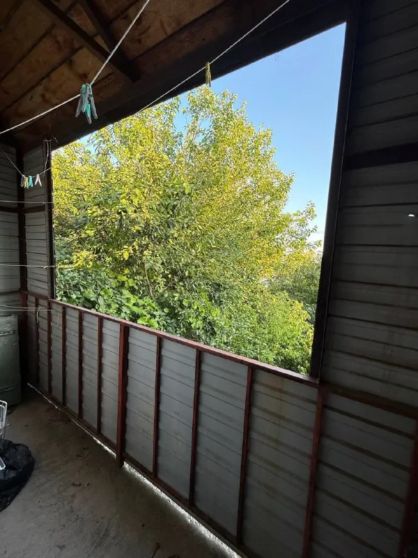 продам 3х-комнатную квартиру продажа от собственника❗️ 🌇в г. донецке, куйбышевский район, (азотный). 📍 ✅2й этаж двухэтажного дома, 💦вода по графику хорошим напором. ✅вся мебель и техника остаётся в доме. ✅рядом рынок, магазины и супермаркет «молоко», школа, спортивная площадка, остановка общественного транспорта. 🚫прописанных и долгов нет. 📑документы готовы. быстрая сделка. 💰цена 4.1 млн. ₽, быстрому покупателю небольшой торг. (продажа от собственника) 📲☎️+7 (949) 371-30-57 📲☎️+7 (949) 533-45-17 подписаться | дать объявление - фотография - 7