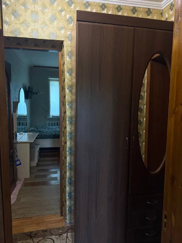 продам 3х-комнатную квартиру продажа от собственника❗️ 🌇в г. донецке, куйбышевский район, (азотный). 📍 ✅2й этаж двухэтажного дома, 💦вода по графику хорошим напором. ✅вся мебель и техника остаётся в доме. ✅рядом рынок, магазины и супермаркет «молоко», школа, спортивная площадка, остановка общественного транспорта. 🚫прописанных и долгов нет. 📑документы готовы. быстрая сделка. 💰цена 4.1 млн. ₽, быстрому покупателю небольшой торг. (продажа от собственника) 📲☎️+7 (949) 371-30-57 📲☎️+7 (949) 533-45-17 подписаться | дать объявление - фотография - 8