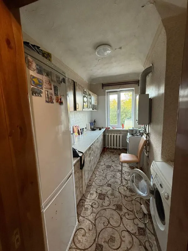 продам 3х-комнатную квартиру продажа от собственника❗️ 🌇в г. донецке, куйбышевский район, (азотный). 📍 ✅2й этаж двухэтажного дома, 💦вода по графику хорошим напором. ✅вся мебель и техника остаётся в доме. ✅рядом рынок, магазины и супермаркет «молоко», школа, спортивная площадка, остановка общественного транспорта. 🚫прописанных и долгов нет. 📑документы готовы. быстрая сделка. 💰цена 4.1 млн. ₽, быстрому покупателю небольшой торг. (продажа от собственника) 📲☎️+7 (949) 371-30-57 📲☎️+7 (949) 533-45-17 подписаться | дать объявление - фотография - 9