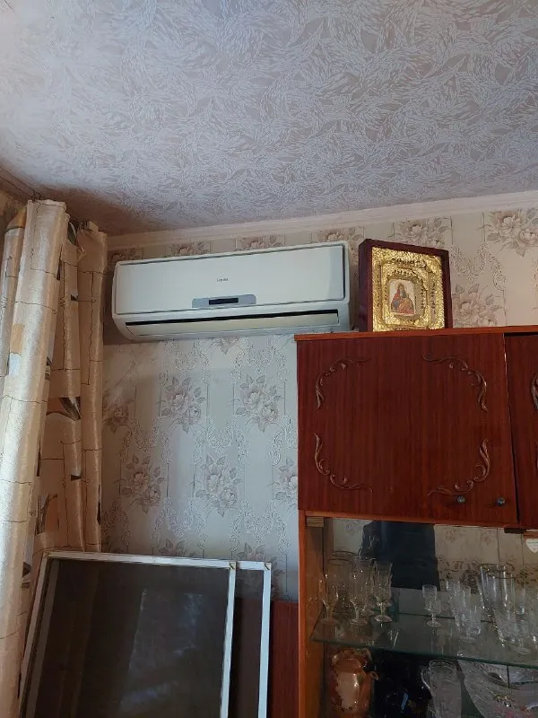 срочно продам 2ком. квартиру 🏙️г. макеевка, червоногвардейский район, ул. уборевича, д.9. 📍 🔹4/6, не угловая. дом кирпичный 🔹отличное место: остановка перед домом, магазины в доме, садик, котельная во дворе. 🔹тихий, ухоженный двор. 🔹квартира очень тёплая 🔹в квартире: железная, добротная входная дверь, пластиковые окна, стояки и отопление новые, счётчики на воду и на газ, санузел раздельный (канализация и вода заменены), кондиционер, дверь на балкон пластиковая (закуплены окна на остекление балкона) 🔹состояние квартиры обычное, жилое. подъезд чистый, во всём подъезде пластиковые окна. 💰 цена 2 000 000 ₽ + торг. 📲☎️ +79493823418 инна. по запросу вышлю больше фото подписаться | дать объявление - фотография - 3