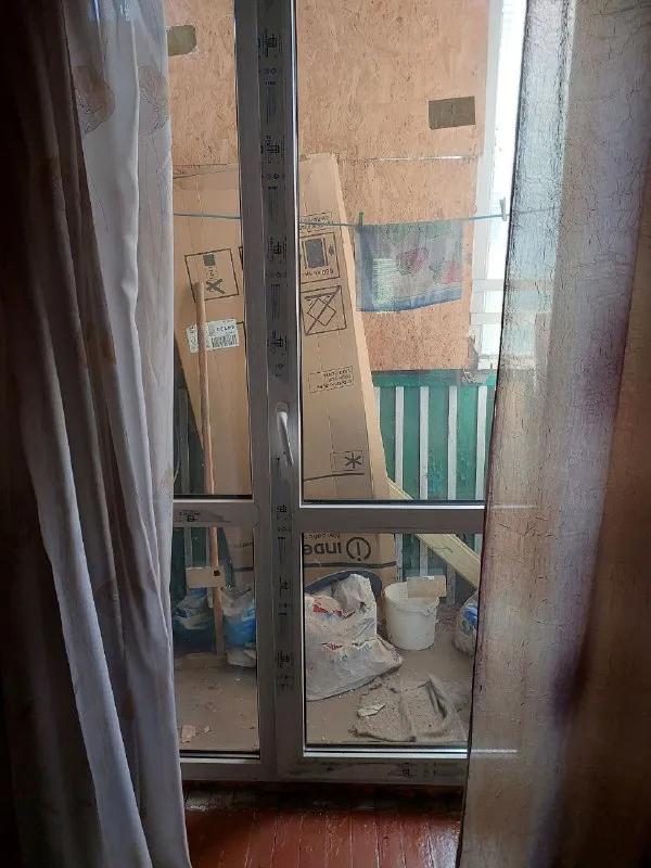 срочно продам 2ком. квартиру 🏙️г. макеевка, червоногвардейский район, ул. уборевича, д.9. 📍 🔹4/6, не угловая. дом кирпичный 🔹отличное место: остановка перед домом, магазины в доме, садик, котельная во дворе. 🔹тихий, ухоженный двор. 🔹квартира очень тёплая 🔹в квартире: железная, добротная входная дверь, пластиковые окна, стояки и отопление новые, счётчики на воду и на газ, санузел раздельный (канализация и вода заменены), кондиционер, дверь на балкон пластиковая (закуплены окна на остекление балкона) 🔹состояние квартиры обычное, жилое. подъезд чистый, во всём подъезде пластиковые окна. 💰 цена 2 000 000 ₽ + торг. 📲☎️ +79493823418 инна. по запросу вышлю больше фото подписаться | дать объявление - фотография - 4