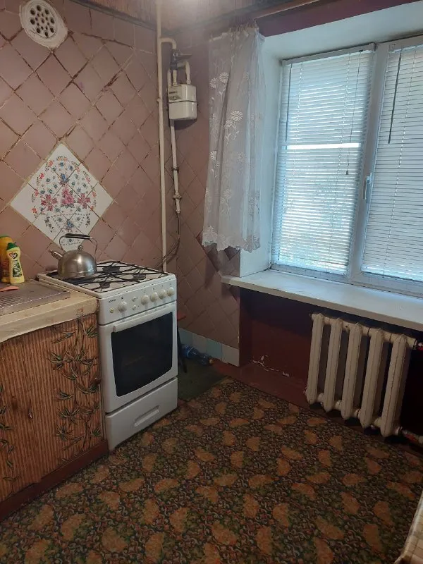 срочно продам 2ком. квартиру 🏙️г. макеевка, червоногвардейский район, ул. уборевича, д.9. 📍 🔹4/6, не угловая. дом кирпичный 🔹отличное место: остановка перед домом, магазины в доме, садик, котельная во дворе. 🔹тихий, ухоженный двор. 🔹квартира очень тёплая 🔹в квартире: железная, добротная входная дверь, пластиковые окна, стояки и отопление новые, счётчики на воду и на газ, санузел раздельный (канализация и вода заменены), кондиционер, дверь на балкон пластиковая (закуплены окна на остекление балкона) 🔹состояние квартиры обычное, жилое. подъезд чистый, во всём подъезде пластиковые окна. 💰 цена 2 000 000 ₽ + торг. 📲☎️ +79493823418 инна. по запросу вышлю больше фото подписаться | дать объявление - фотография - 7