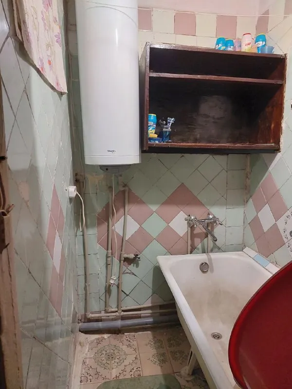 срочно продам 2ком. квартиру 🏙️г. макеевка, червоногвардейский район, ул. уборевича, д.9. 📍 🔹4/6, не угловая. дом кирпичный 🔹отличное место: остановка перед домом, магазины в доме, садик, котельная во дворе. 🔹тихий, ухоженный двор. 🔹квартира очень тёплая 🔹в квартире: железная, добротная входная дверь, пластиковые окна, стояки и отопление новые, счётчики на воду и на газ, санузел раздельный (канализация и вода заменены), кондиционер, дверь на балкон пластиковая (закуплены окна на остекление балкона) 🔹состояние квартиры обычное, жилое. подъезд чистый, во всём подъезде пластиковые окна. 💰 цена 2 000 000 ₽ + торг. 📲☎️ +79493823418 инна. по запросу вышлю больше фото подписаться | дать объявление - фотография - 8