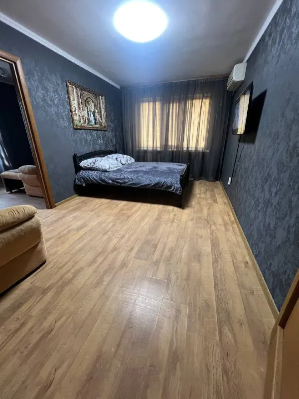 посуточно квартиры в г донецке 🌇 ленинский, кировский район, куйбышевский граница с ворошиловским, киевский (район областной травматологии), ворошиловский площадь ленина - однокомнатная квартира, бульвар пушкина 📍 ✅есть всё необходимое для комфортного проживания:✨ 💦вода холодная, горячая, питьевая круглосуточно! стоят накопительные баки!!! 📺 тв, wifi, стиральная машина ❄кондиционер, постельные принадлежности, 🅿парковочное место ✅магазины в шаговой доступности 💰цена зависит от количества человек и дней проживания залог обязательно! принимаем всех! добро пожаловать ☺️ 📲☎️+79493379032 подписаться | дать объявление - фотография - 4