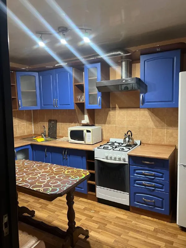 посуточно квартиры в г донецке 🌇 ленинский, кировский район, куйбышевский граница с ворошиловским, киевский (район областной травматологии), ворошиловский площадь ленина - однокомнатная квартира, бульвар пушкина 📍 ✅есть всё необходимое для комфортного проживания:✨ 💦вода холодная, горячая, питьевая круглосуточно! стоят накопительные баки!!! 📺 тв, wifi, стиральная машина ❄кондиционер, постельные принадлежности, 🅿парковочное место ✅магазины в шаговой доступности 💰цена зависит от количества человек и дней проживания залог обязательно! принимаем всех! добро пожаловать ☺️ 📲☎️+79493379032 подписаться | дать объявление - фотография - 7