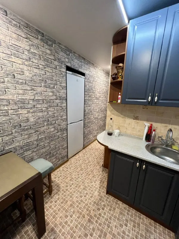 посуточно квартиры в г донецке 🌇 ленинский, кировский район, куйбышевский граница с ворошиловским, киевский (район областной травматологии), ворошиловский площадь ленина - однокомнатная квартира, бульвар пушкина 📍 ✅есть всё необходимое для комфортного проживания:✨ 💦вода холодная, горячая, питьевая круглосуточно! стоят накопительные баки!!! 📺 тв, wifi, стиральная машина ❄кондиционер, постельные принадлежности, 🅿парковочное место ✅магазины в шаговой доступности 💰цена зависит от количества человек и дней проживания залог обязательно! принимаем всех! добро пожаловать ☺️ 📲☎️+79493379032 подписаться | дать объявление - фотография - 8