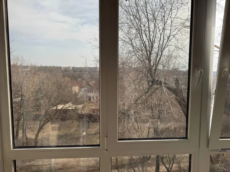 ‼️‼️посуточно‼️‼️ квартира посуточно 📍в будённовском районе города донецка (тихом не обстреливаемом районе) 💦вода холодная и горячая круглосуточно ✅в квартире всё находится для комфортного проживания: wifi; smart-tv; микроволновая печь; электрочайник; чистые полотенца и постельное бельё; фен; стиральная машина; кондиционер ❌в квартире курить запрещено ✅есть балконы цены от 4500-6500 руб/сутки 📲☎️+79494960090 - фотография - 3