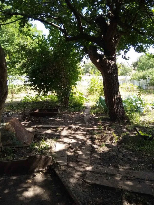 продам дом с участкои 8 соток (приватизирован). 🌇донецк, на октябрьском рядом с ул. стратонавтов / ершова📍 🏡дом с раздельными 2-мя комнатами + большой хольный коридор, большая кухня - 12м. кв. ✅удобства в доме (ванная, унитаз). газовое отопление (можно подключить колонку, ранее была подключена). ✅окна частично пластиковые. ✅кухонный гарнитур, мойка - имеются. в остальном дом пустой - без мебели. ❗️гараж под снос. 💦имеется колодец. 🚌до остановки -3 минуты. от жд ходит 71 маршрут. 💰цена - 1 500 000 руб. 📲☎️+7 949 470 04 83 (феникс) 📲☎️+7 949 796 89 69 (миранда) ан анна подписаться | дать объявление - фотография - 3