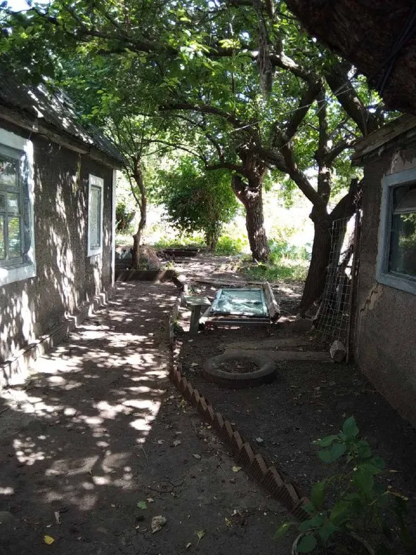 продам дом с участкои 8 соток (приватизирован). 🌇донецк, на октябрьском рядом с ул. стратонавтов / ершова📍 🏡дом с раздельными 2-мя комнатами + большой хольный коридор, большая кухня - 12м. кв. ✅удобства в доме (ванная, унитаз). газовое отопление (можно подключить колонку, ранее была подключена). ✅окна частично пластиковые. ✅кухонный гарнитур, мойка - имеются. в остальном дом пустой - без мебели. ❗️гараж под снос. 💦имеется колодец. 🚌до остановки -3 минуты. от жд ходит 71 маршрут. 💰цена - 1 500 000 руб. 📲☎️+7 949 470 04 83 (феникс) 📲☎️+7 949 796 89 69 (миранда) ан анна подписаться | дать объявление - фотография - 4