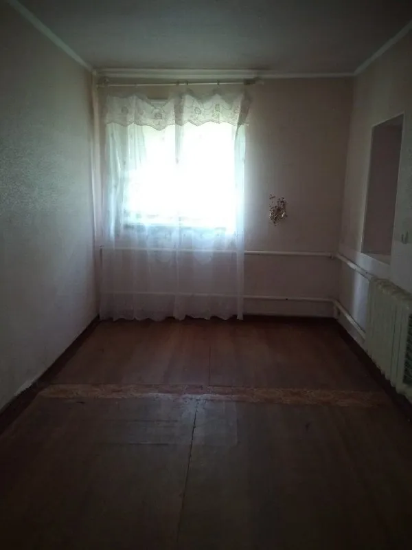 продам дом с участкои 8 соток (приватизирован). 🌇донецк, на октябрьском рядом с ул. стратонавтов / ершова📍 🏡дом с раздельными 2-мя комнатами + большой хольный коридор, большая кухня - 12м. кв. ✅удобства в доме (ванная, унитаз). газовое отопление (можно подключить колонку, ранее была подключена). ✅окна частично пластиковые. ✅кухонный гарнитур, мойка - имеются. в остальном дом пустой - без мебели. ❗️гараж под снос. 💦имеется колодец. 🚌до остановки -3 минуты. от жд ходит 71 маршрут. 💰цена - 1 500 000 руб. 📲☎️+7 949 470 04 83 (феникс) 📲☎️+7 949 796 89 69 (миранда) ан анна подписаться | дать объявление - фотография - 5