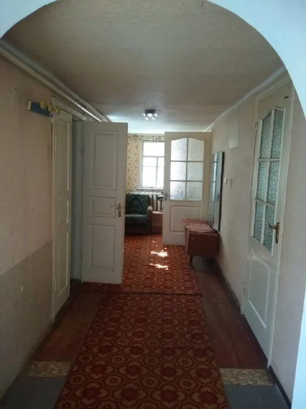 продам дом с участкои 8 соток (приватизирован). 🌇донецк, на октябрьском рядом с ул. стратонавтов / ершова📍 🏡дом с раздельными 2-мя комнатами + большой хольный коридор, большая кухня - 12м. кв. ✅удобства в доме (ванная, унитаз). газовое отопление (можно подключить колонку, ранее была подключена). ✅окна частично пластиковые. ✅кухонный гарнитур, мойка - имеются. в остальном дом пустой - без мебели. ❗️гараж под снос. 💦имеется колодец. 🚌до остановки -3 минуты. от жд ходит 71 маршрут. 💰цена - 1 500 000 руб. 📲☎️+7 949 470 04 83 (феникс) 📲☎️+7 949 796 89 69 (миранда) ан анна подписаться | дать объявление - фотография - 6