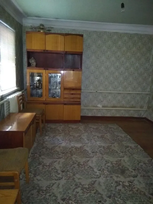 продам дом с участкои 8 соток (приватизирован). 🌇донецк, на октябрьском рядом с ул. стратонавтов / ершова📍 🏡дом с раздельными 2-мя комнатами + большой хольный коридор, большая кухня - 12м. кв. ✅удобства в доме (ванная, унитаз). газовое отопление (можно подключить колонку, ранее была подключена). ✅окна частично пластиковые. ✅кухонный гарнитур, мойка - имеются. в остальном дом пустой - без мебели. ❗️гараж под снос. 💦имеется колодец. 🚌до остановки -3 минуты. от жд ходит 71 маршрут. 💰цена - 1 500 000 руб. 📲☎️+7 949 470 04 83 (феникс) 📲☎️+7 949 796 89 69 (миранда) ан анна подписаться | дать объявление - фотография - 7