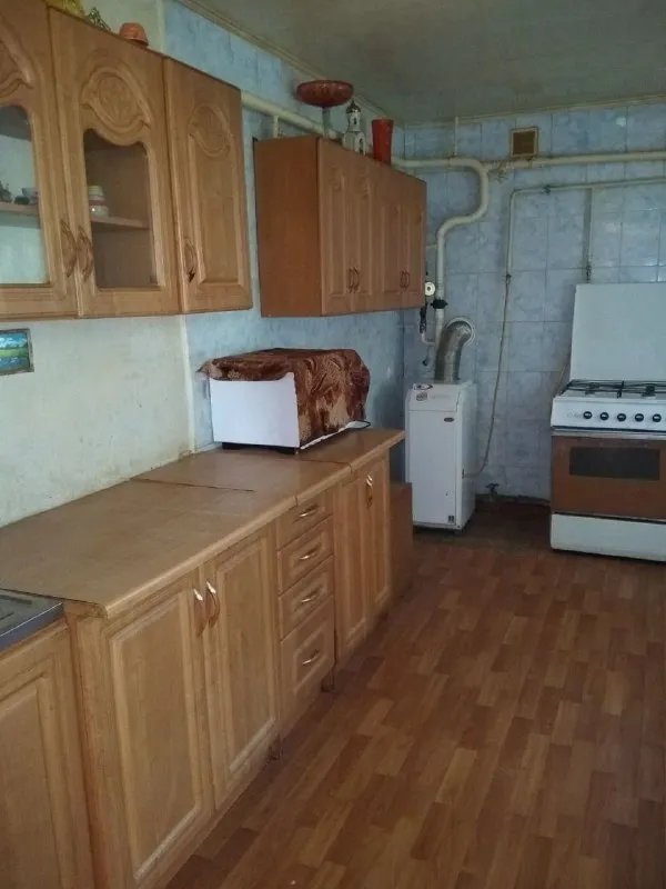 продам дом с участкои 8 соток (приватизирован). 🌇донецк, на октябрьском рядом с ул. стратонавтов / ершова📍 🏡дом с раздельными 2-мя комнатами + большой хольный коридор, большая кухня - 12м. кв. ✅удобства в доме (ванная, унитаз). газовое отопление (можно подключить колонку, ранее была подключена). ✅окна частично пластиковые. ✅кухонный гарнитур, мойка - имеются. в остальном дом пустой - без мебели. ❗️гараж под снос. 💦имеется колодец. 🚌до остановки -3 минуты. от жд ходит 71 маршрут. 💰цена - 1 500 000 руб. 📲☎️+7 949 470 04 83 (феникс) 📲☎️+7 949 796 89 69 (миранда) ан анна подписаться | дать объявление - фотография - 8