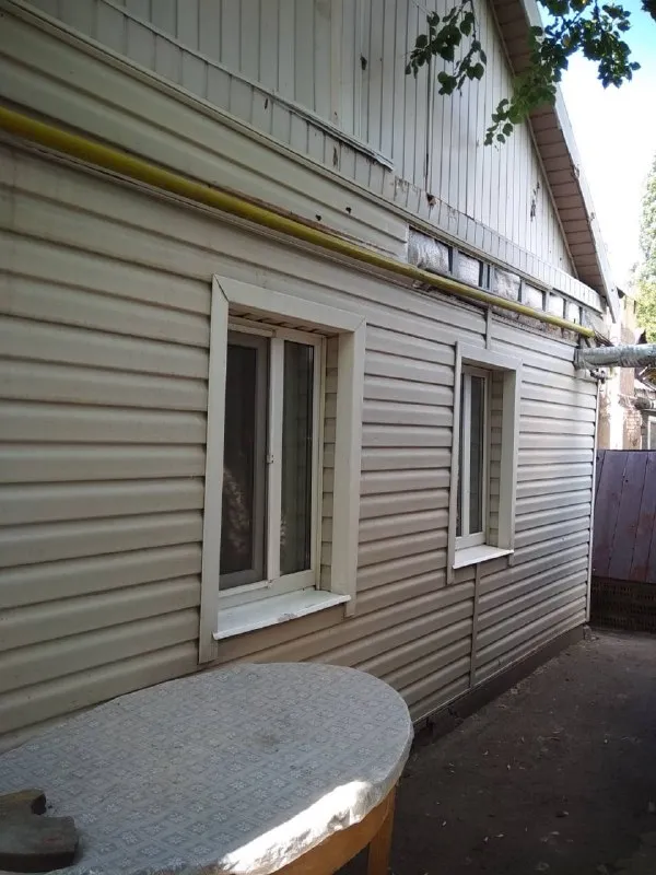 участок 8 соток (приватизирован). продам дом с раздельными 2-мя комнатами + большой хольный коридор,... - фотография