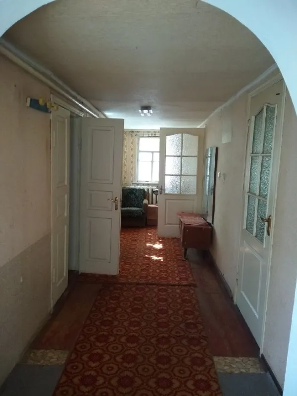 участок 8 соток (приватизирован). продам дом с раздельными 2-мя комнатами + большой хольный коридор, большая кухня - 12м. кв. . удобства в доме (ванная, унитаз). газовое отопление (можно подключить колонку, ранее была подключена). окна частично пластиковые. кухонный гарнитур, мойка - имеются. в остальном дом пустой - без мебели. гараж под снос. имеется колодец. находится на октябрьском рядом с ул. стратонавтов / ершова. до остановки -3 минуты. от жд ходит 71 маршрут. цена - 1 500 000руб. ан анна +7 949 470 04 83 (феникс), +7 949 796 89 69 (миранда). - фотография - 4