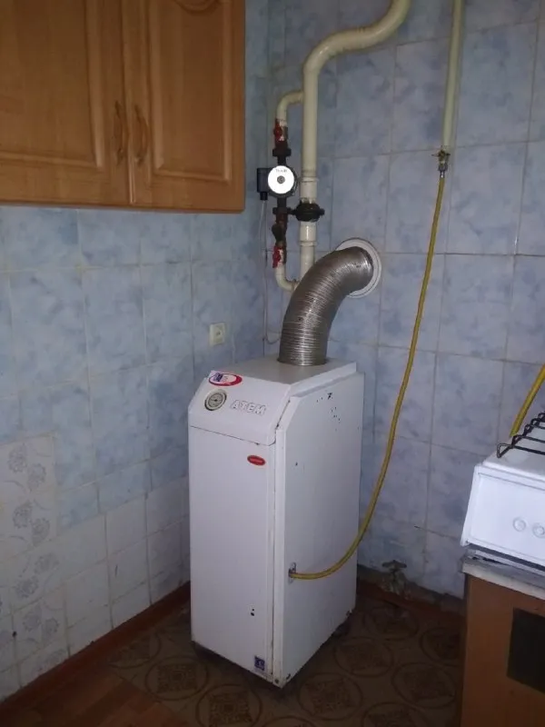 участок 8 соток (приватизирован). продам дом с раздельными 2-мя комнатами + большой хольный коридор, большая кухня - 12м. кв. . удобства в доме (ванная, унитаз). газовое отопление (можно подключить колонку, ранее была подключена). окна частично пластиковые. кухонный гарнитур, мойка - имеются. в остальном дом пустой - без мебели. гараж под снос. имеется колодец. находится на октябрьском рядом с ул. стратонавтов / ершова. до остановки -3 минуты. от жд ходит 71 маршрут. цена - 1 500 000руб. ан анна +7 949 470 04 83 (феникс), +7 949 796 89 69 (миранда). - фотография - 5