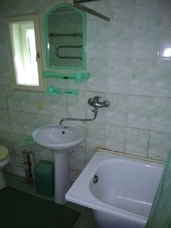 участок 8 соток (приватизирован). продам дом с раздельными 2-мя комнатами + большой хольный коридор, большая кухня - 12м. кв. . удобства в доме (ванная, унитаз). газовое отопление (можно подключить колонку, ранее была подключена). окна частично пластиковые. кухонный гарнитур, мойка - имеются. в остальном дом пустой - без мебели. гараж под снос. имеется колодец. находится на октябрьском рядом с ул. стратонавтов / ершова. до остановки -3 минуты. от жд ходит 71 маршрут. цена - 1 500 000руб. ан анна +7 949 470 04 83 (феникс), +7 949 796 89 69 (миранда). - фотография - 6