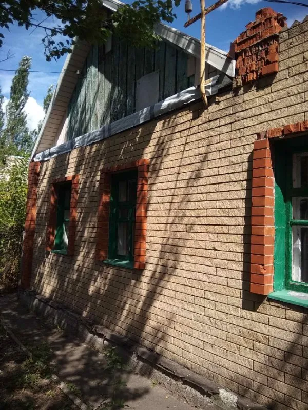 участок 8 соток (приватизирован). продам дом с раздельными 2-мя комнатами + большой хольный коридор, большая кухня - 12м. кв. . удобства в доме (ванная, унитаз). газовое отопление (можно подключить колонку, ранее была подключена). окна частично пластиковые. кухонный гарнитур, мойка - имеются. в остальном дом пустой - без мебели. гараж под снос. имеется колодец. находится на октябрьском рядом с ул. стратонавтов / ершова. до остановки -3 минуты. от жд ходит 71 маршрут. цена - 1 500 000руб. ан анна +7 949 470 04 83 (феникс), +7 949 796 89 69 (миранда). - фотография - 8