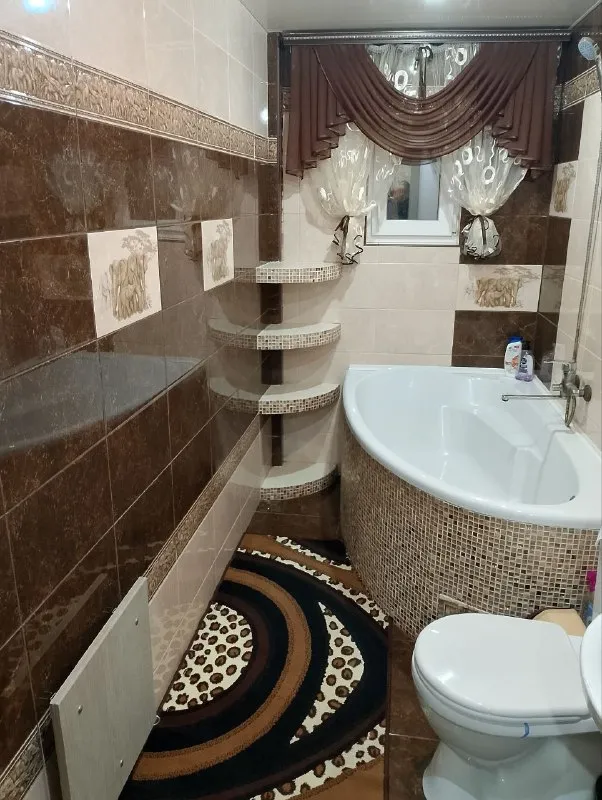 сдается роскошный двухуровневый дом 🏠 с 3 комнатами 🏙️ донецк, в пролетарском районе на улице 6 капитальная, рядом со школой №128. 📍 🔹площадью 80 м², дополненный летней кухней со стеклянным фасадом площадью 20 м². ключевые преимущества: - круглосуточное водоснабжение в основном доме и летней кухне - полностью меблирован и оснащен всей необходимой бытовой техникой - высокоскоростной wi-fi - современное экономичное электрическое отопление с дополнительной печью - благоустроенная территория с плиточным покрытием, зоной отдыха, мангалом, качелями и местом для бассейна - летний душ и уличный туалет - навес на два автомобиля и вольер 🔹особенности: дом обустраивался для личного проживания и ранее не сдавался в аренду 🔹расположен в тихом спокойном месте, вдали от городского шума и суеты. 💰стоимость: 60 000 рублей + залог + комиссия агентства. оплата только после заселения. для полного представления о всех достоинствах объекта доступен видеообзор 🎥 📲☎️ +7(949)3523316 подписаться | дать объявление - фотография - 10