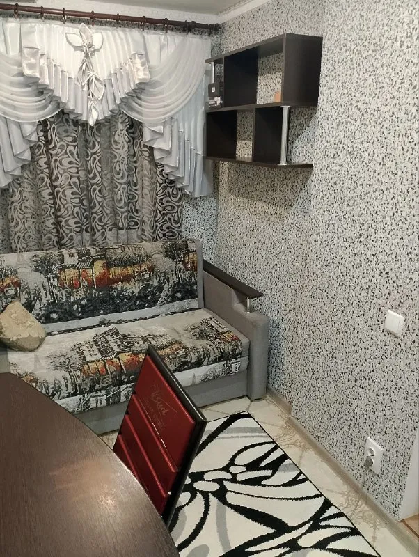 сдается роскошный двухуровневый дом 🏠 с 3 комнатами 🏙️ донецк, в пролетарском районе на улице 6 капитальная, рядом со школой №128. 📍 🔹площадью 80 м², дополненный летней кухней со стеклянным фасадом площадью 20 м². ключевые преимущества: - круглосуточное водоснабжение в основном доме и летней кухне - полностью меблирован и оснащен всей необходимой бытовой техникой - высокоскоростной wi-fi - современное экономичное электрическое отопление с дополнительной печью - благоустроенная территория с плиточным покрытием, зоной отдыха, мангалом, качелями и местом для бассейна - летний душ и уличный туалет - навес на два автомобиля и вольер 🔹особенности: дом обустраивался для личного проживания и ранее не сдавался в аренду 🔹расположен в тихом спокойном месте, вдали от городского шума и суеты. 💰стоимость: 60 000 рублей + залог + комиссия агентства. оплата только после заселения. для полного представления о всех достоинствах объекта доступен видеообзор 🎥 📲☎️ +7(949)3523316 подписаться | дать объявление - фотография - 3