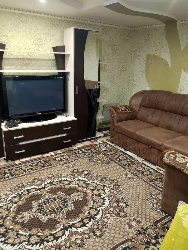 сдается роскошный двухуровневый дом 🏠 с 3 комнатами 🏙️ донецк, в пролетарском районе на улице 6 капитальная, рядом со школой №128. 📍 🔹площадью 80 м², дополненный летней кухней со стеклянным фасадом площадью 20 м². ключевые преимущества: - круглосуточное водоснабжение в основном доме и летней кухне - полностью меблирован и оснащен всей необходимой бытовой техникой - высокоскоростной wi-fi - современное экономичное электрическое отопление с дополнительной печью - благоустроенная территория с плиточным покрытием, зоной отдыха, мангалом, качелями и местом для бассейна - летний душ и уличный туалет - навес на два автомобиля и вольер 🔹особенности: дом обустраивался для личного проживания и ранее не сдавался в аренду 🔹расположен в тихом спокойном месте, вдали от городского шума и суеты. 💰стоимость: 60 000 рублей + залог + комиссия агентства. оплата только после заселения. для полного представления о всех достоинствах объекта доступен видеообзор 🎥 📲☎️ +7(949)3523316 подписаться | дать объявление - фотография - 5