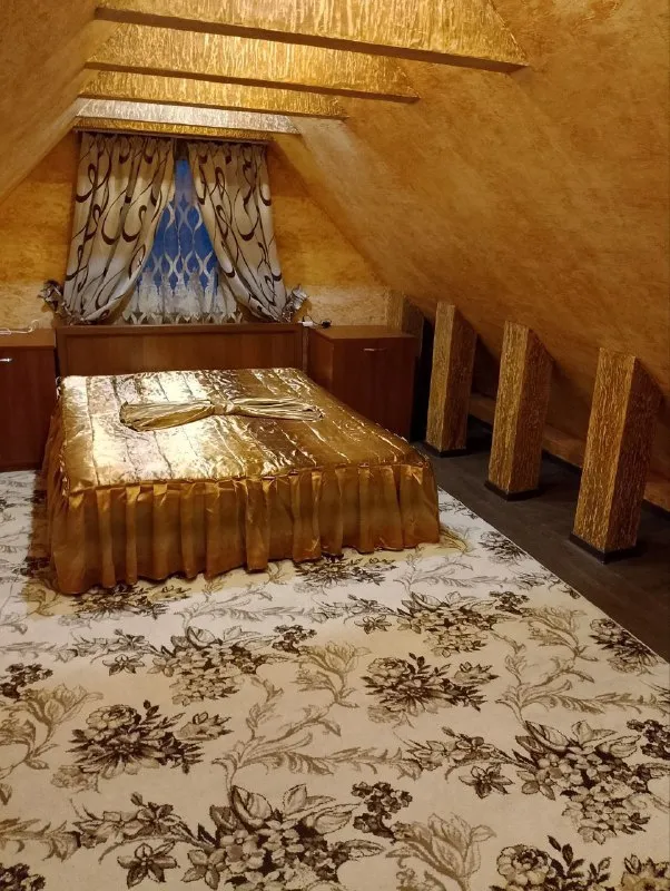 сдается роскошный двухуровневый дом 🏠 с 3 комнатами 🏙️ донецк, в пролетарском районе на улице 6 капитальная, рядом со школой №128. 📍 🔹площадью 80 м², дополненный летней кухней со стеклянным фасадом площадью 20 м². ключевые преимущества: - круглосуточное водоснабжение в основном доме и летней кухне - полностью меблирован и оснащен всей необходимой бытовой техникой - высокоскоростной wi-fi - современное экономичное электрическое отопление с дополнительной печью - благоустроенная территория с плиточным покрытием, зоной отдыха, мангалом, качелями и местом для бассейна - летний душ и уличный туалет - навес на два автомобиля и вольер 🔹особенности: дом обустраивался для личного проживания и ранее не сдавался в аренду 🔹расположен в тихом спокойном месте, вдали от городского шума и суеты. 💰стоимость: 60 000 рублей + залог + комиссия агентства. оплата только после заселения. для полного представления о всех достоинствах объекта доступен видеообзор 🎥 📲☎️ +7(949)3523316 подписаться | дать объявление - фотография - 6