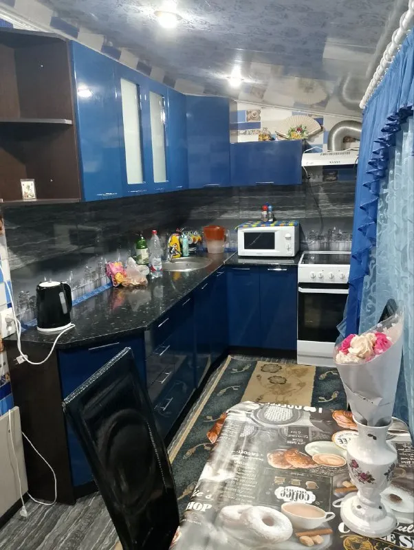 сдается роскошный двухуровневый дом 🏠 с 3 комнатами 🏙️ донецк, в пролетарском районе на улице 6 капитальная, рядом со школой №128. 📍 🔹площадью 80 м², дополненный летней кухней со стеклянным фасадом площадью 20 м². ключевые преимущества: - круглосуточное водоснабжение в основном доме и летней кухне - полностью меблирован и оснащен всей необходимой бытовой техникой - высокоскоростной wi-fi - современное экономичное электрическое отопление с дополнительной печью - благоустроенная территория с плиточным покрытием, зоной отдыха, мангалом, качелями и местом для бассейна - летний душ и уличный туалет - навес на два автомобиля и вольер 🔹особенности: дом обустраивался для личного проживания и ранее не сдавался в аренду 🔹расположен в тихом спокойном месте, вдали от городского шума и суеты. 💰стоимость: 60 000 рублей + залог + комиссия агентства. оплата только после заселения. для полного представления о всех достоинствах объекта доступен видеообзор 🎥 📲☎️ +7(949)3523316 подписаться | дать объявление - фотография - 7