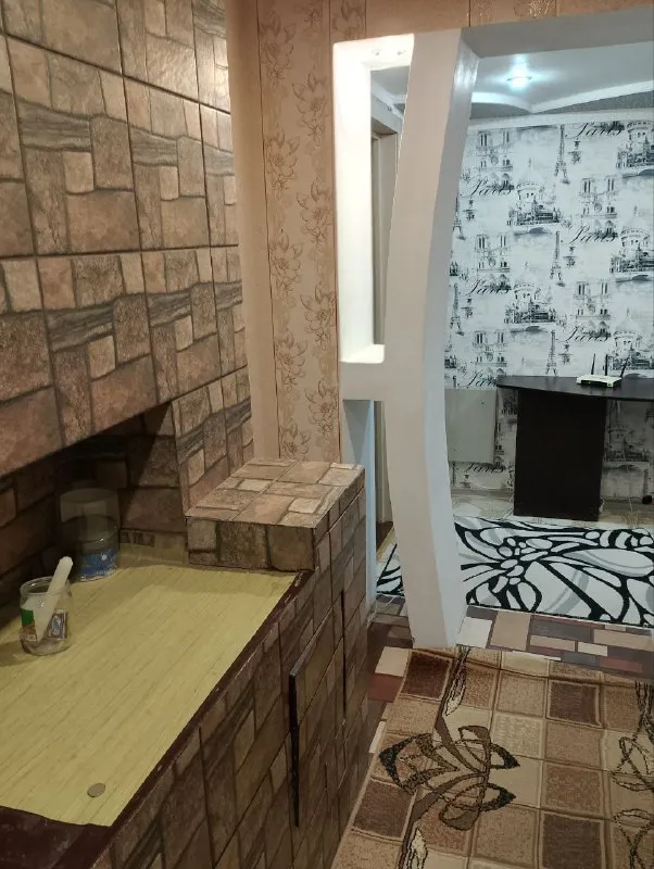 сдается роскошный двухуровневый дом 🏠 с 3 комнатами 🏙️ донецк, в пролетарском районе на улице 6 капитальная, рядом со школой №128. 📍 🔹площадью 80 м², дополненный летней кухней со стеклянным фасадом площадью 20 м². ключевые преимущества: - круглосуточное водоснабжение в основном доме и летней кухне - полностью меблирован и оснащен всей необходимой бытовой техникой - высокоскоростной wi-fi - современное экономичное электрическое отопление с дополнительной печью - благоустроенная территория с плиточным покрытием, зоной отдыха, мангалом, качелями и местом для бассейна - летний душ и уличный туалет - навес на два автомобиля и вольер 🔹особенности: дом обустраивался для личного проживания и ранее не сдавался в аренду 🔹расположен в тихом спокойном месте, вдали от городского шума и суеты. 💰стоимость: 60 000 рублей + залог + комиссия агентства. оплата только после заселения. для полного представления о всех достоинствах объекта доступен видеообзор 🎥 📲☎️ +7(949)3523316 подписаться | дать объявление - фотография - 8